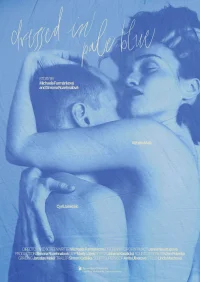 در لباس آبی کمرنگ